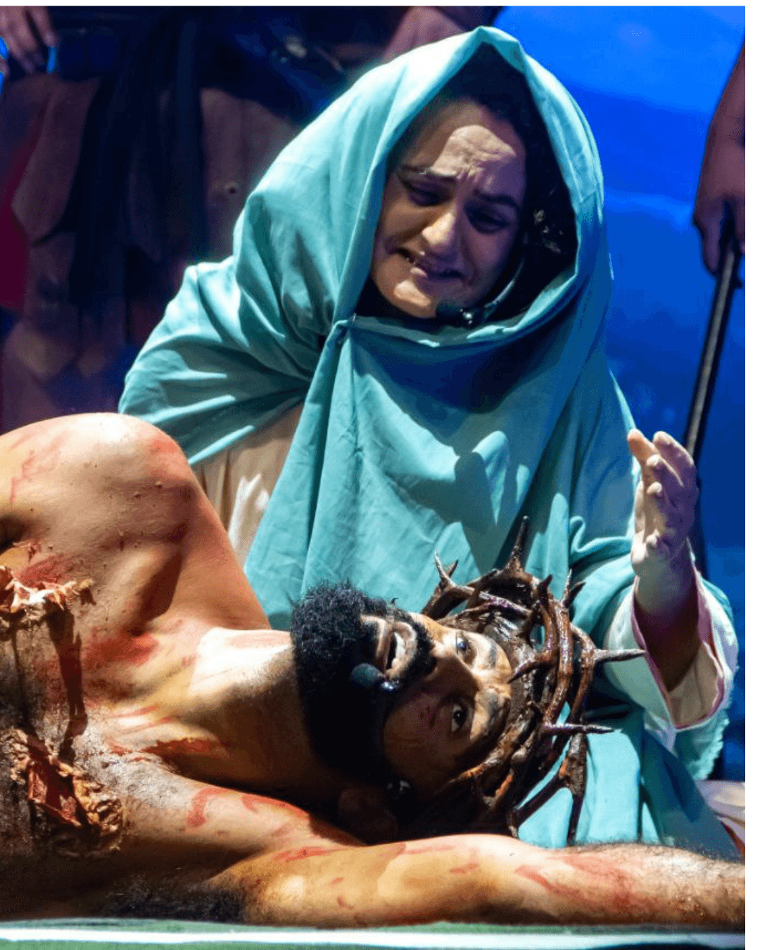 Nellva de véu azul junto ao intérprete de Jesus